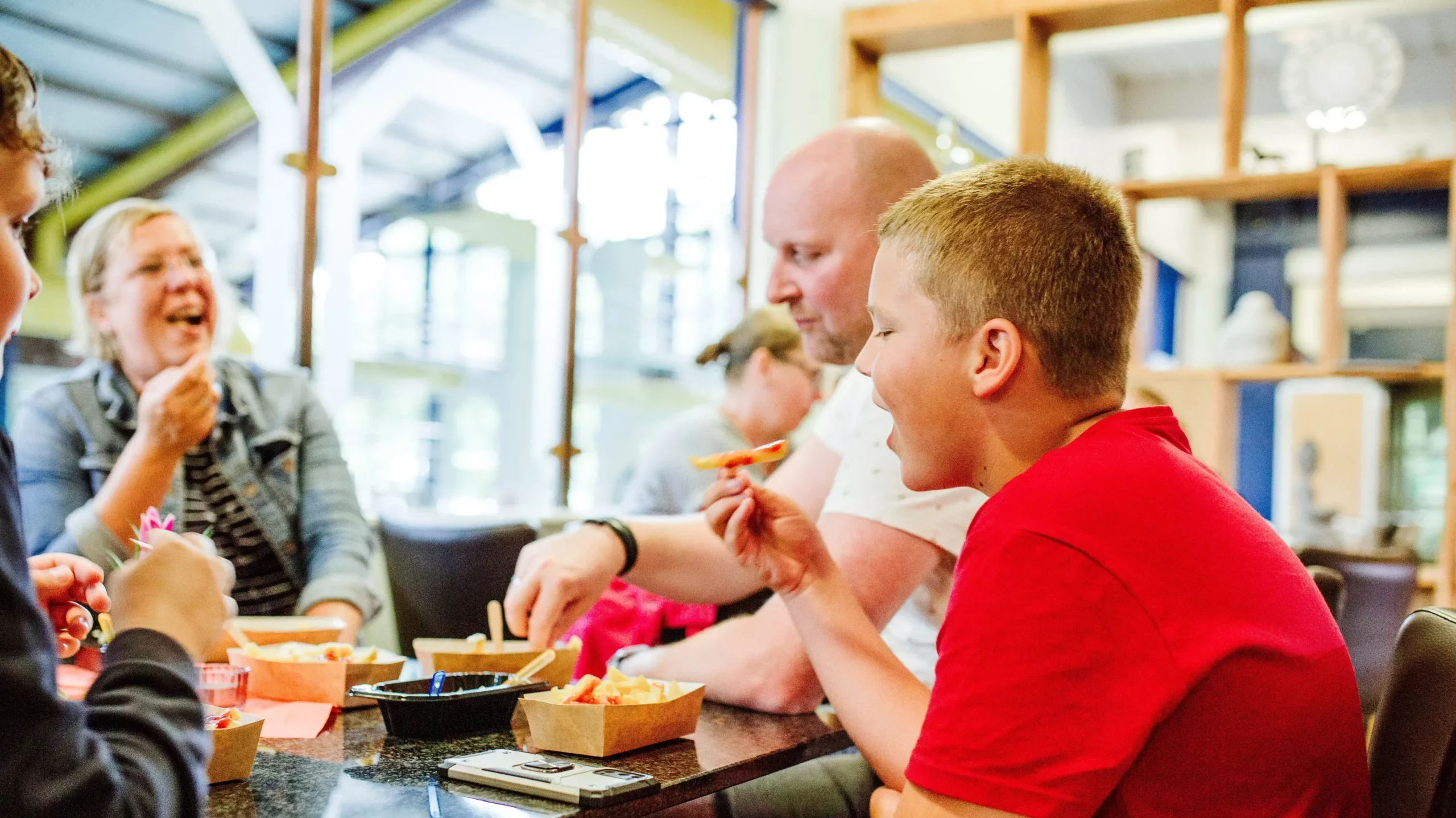 Familie sitzt im Badlantic Bistro