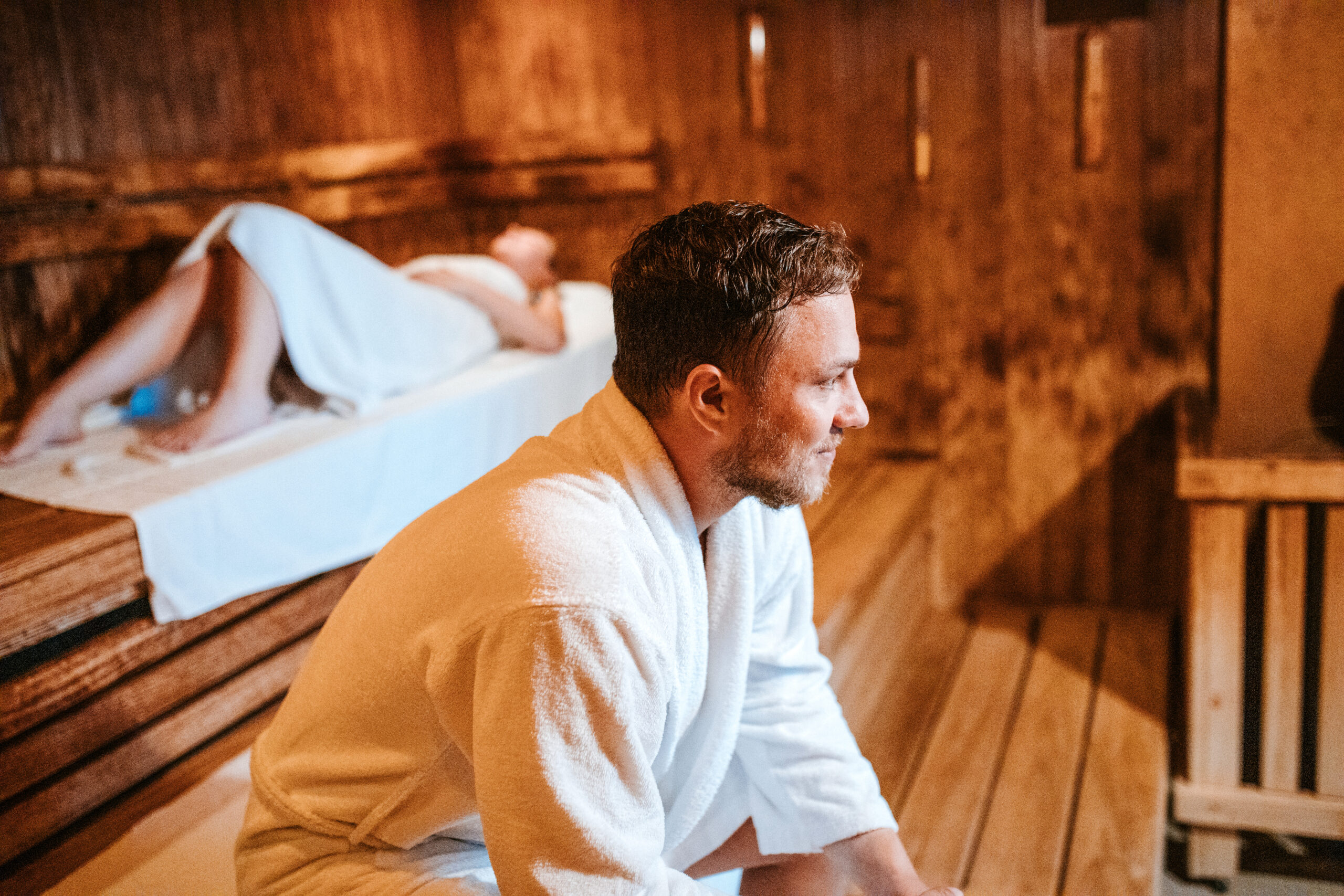 Zwei Menschen in Sauna